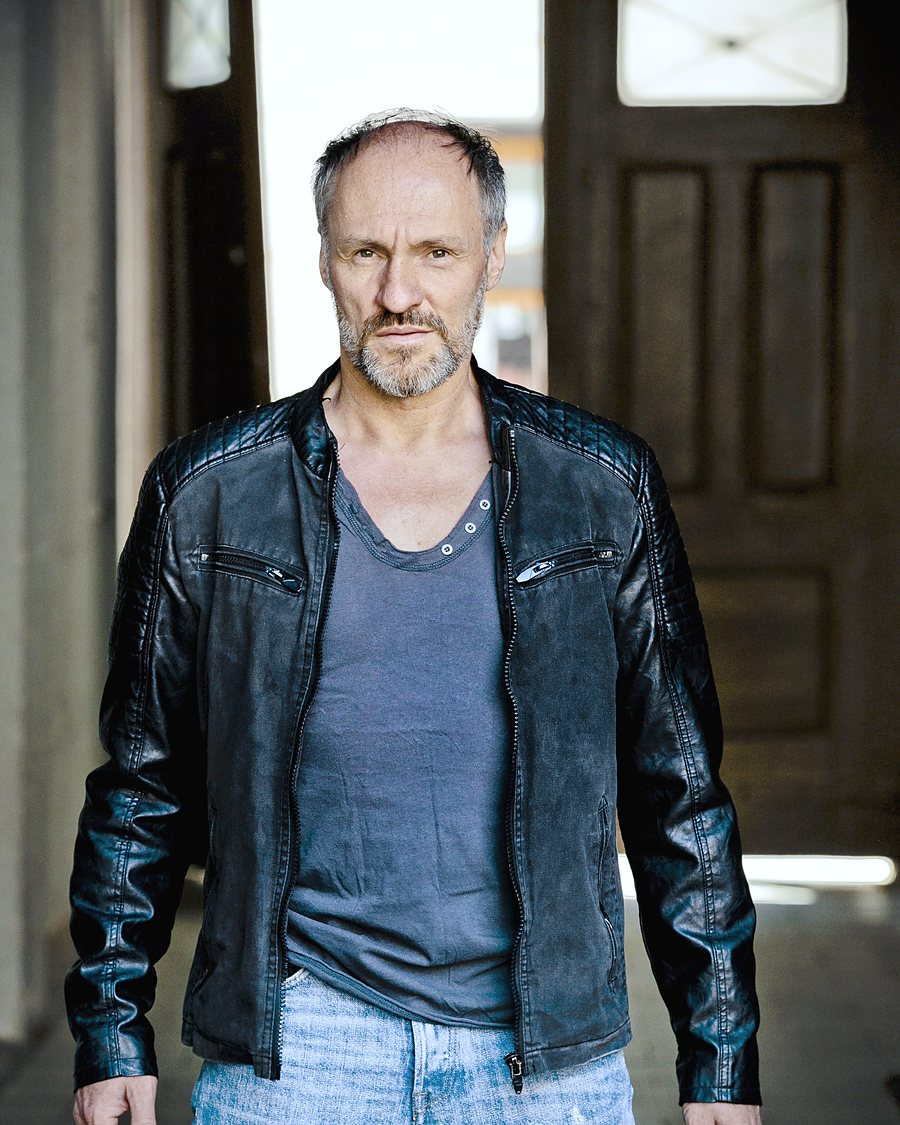 Armin Stockerer in Lederjacke vor Haustür — Foto: Christian Hartmann