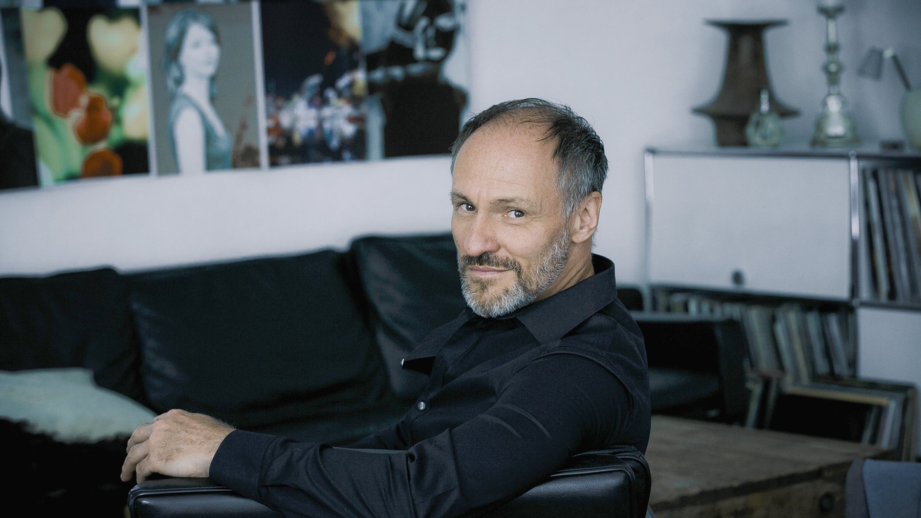 Armin Stockerer auf einem Sofa in einem Wohnzimmer, entspannt — Foto: Christian Hartmann