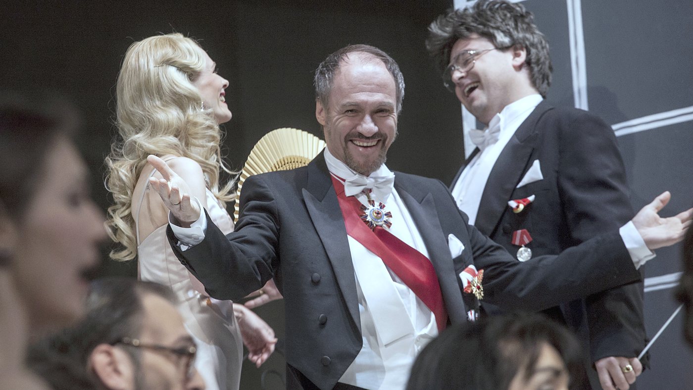Szene aus „Die lustige Witwe“ (2018), Armin Stockerer als Baron Zeta im Ensemble — Foto: Sebastian Hoffmann